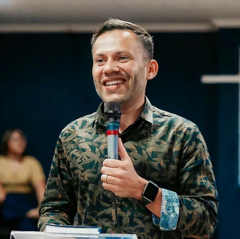 Após se recuperar da Covid, cantor gospel morre de pneumonia