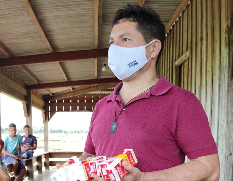 Em Sena, vereador distribui ivermectina sem prescrição médica para comunidade isolada