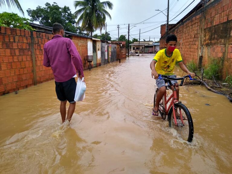 Após enchente na Sobral, 8 famílias com casas atingidas são atendidas pelos bombeiros