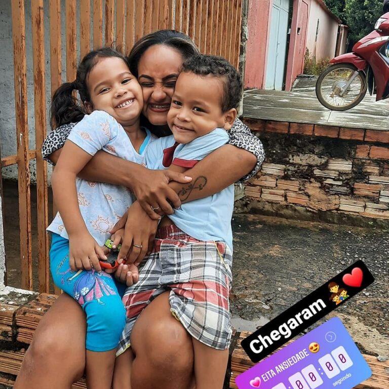 Após um ano, mãe reencontra filhos que tinham sido raptados pelo pai