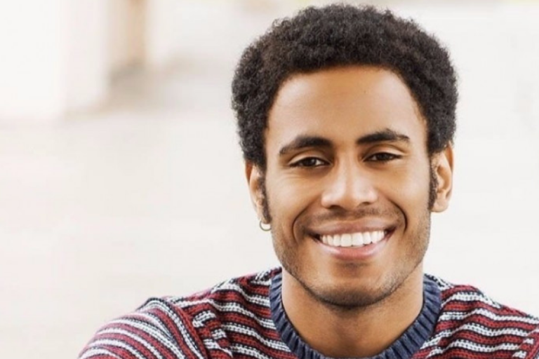 Ícaro Silva surpreende e assume namoro com outro ator da Globo