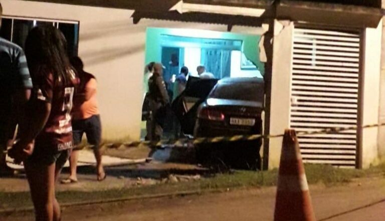 Motorista perde controle ao desviar de cachorro deitado na rua e invade casa no AC