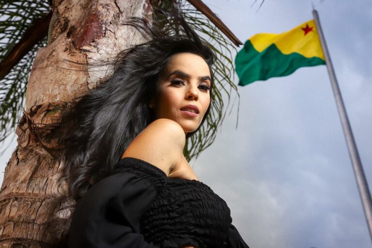 Atriz da Record, Brendha Haddad faz ensaio no Acre para a revista Caras; veja os cliques