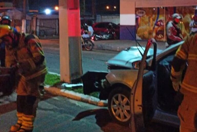 Motorista colide contra poste e fica preso às ferragens em Cruzeiro do Sul