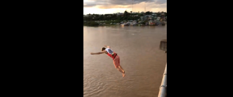 Jovens arriscam a vida pulando da Ponte da União sobre o Rio Juruá em plena enchente; assista