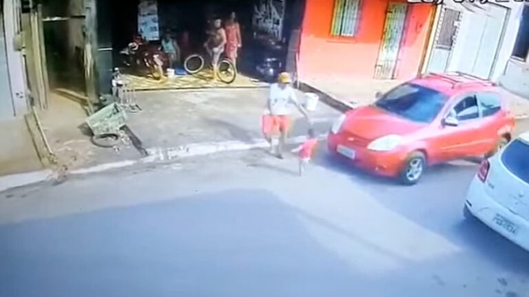 VÍDEO: homem salva criança segundos antes de ela ser atropelada; assista