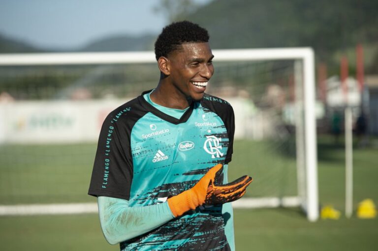Hugo Souza reencontra rival da estreia pelo Flamengo