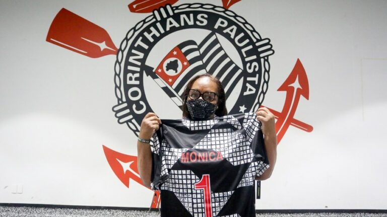 Primeira vacinada contra a Covid-19 visita Arena e ganha camisa do Corinthians