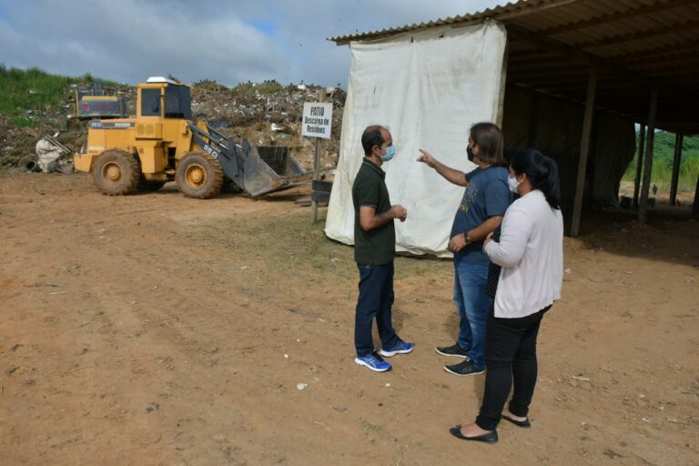 Zequinha Lima vistoria lixão de Cruzeiro do Sul e avalia planejamento de aterro sanitário