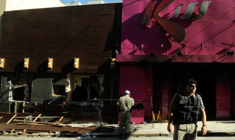 Incêndio na boate Kiss que matou 242 e feriu mais de 600 completa 8 anos sem julgamento dos réus