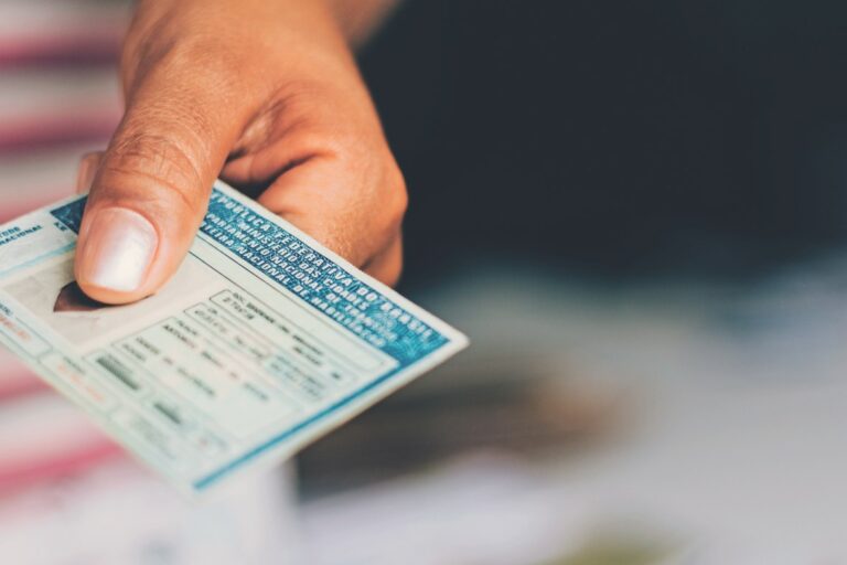 Com a nova CNH em vigor, entenda o que acontece com a versão antiga