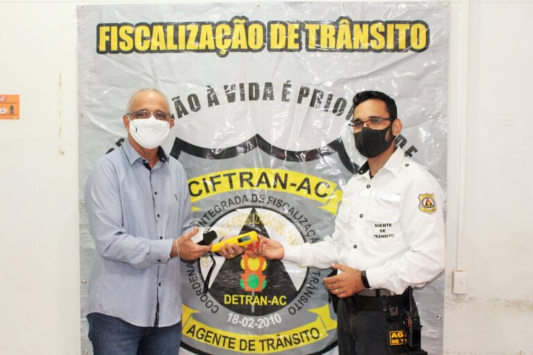 Álcool zero vai voltar: Estado entrega novos bafômetros a agentes do Detran