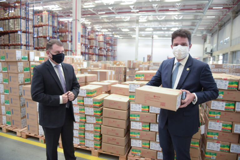 Gladson finalmente recebe vacinas contra Covid-19 e imunização já está autorizada