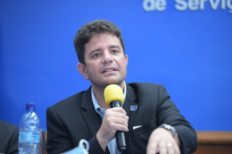 “Quero que vocês gerem dez, vinte mil empregos”, diz Gladson ao lançar novo Refis