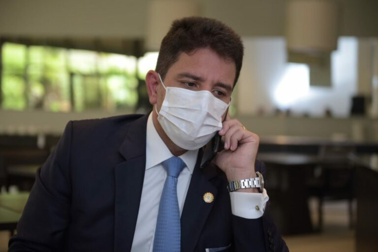 Ministro Ernesto Araújo garante a Gladson que vai avaliar fechamento de fronteiras do AC