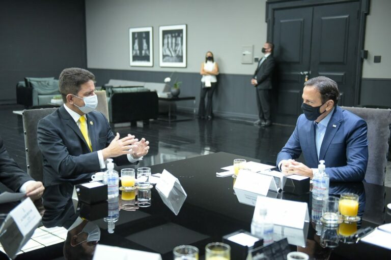 Gladson segue obstinado em imunizar toda a população contra covid-19