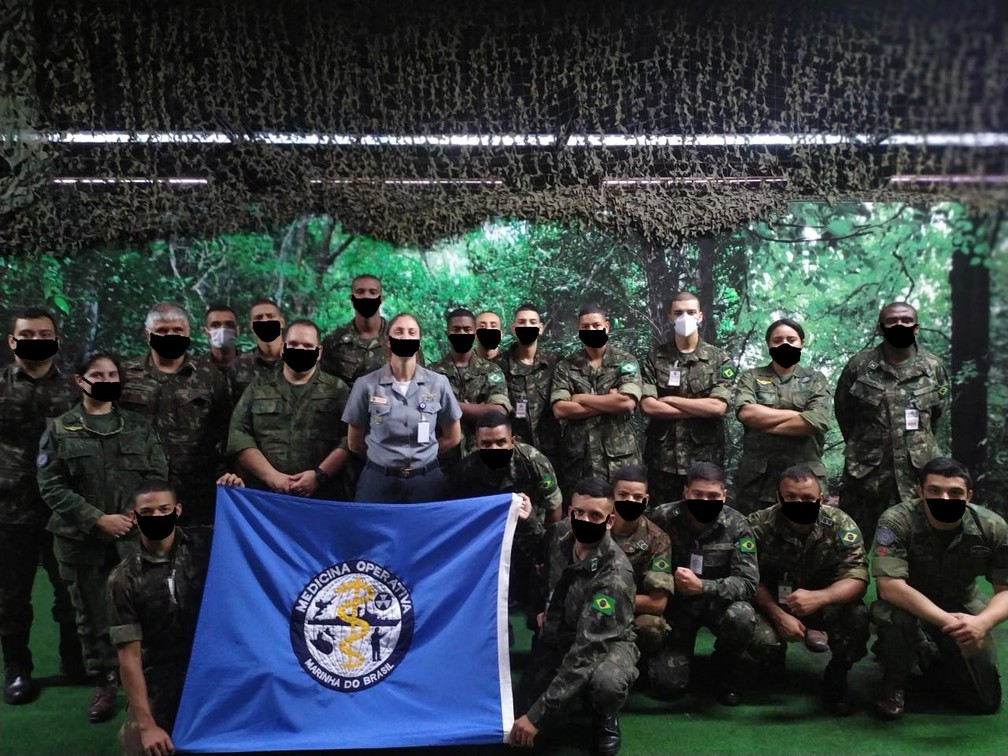 Militares aparecem com máscaras desenhadas digitalmente