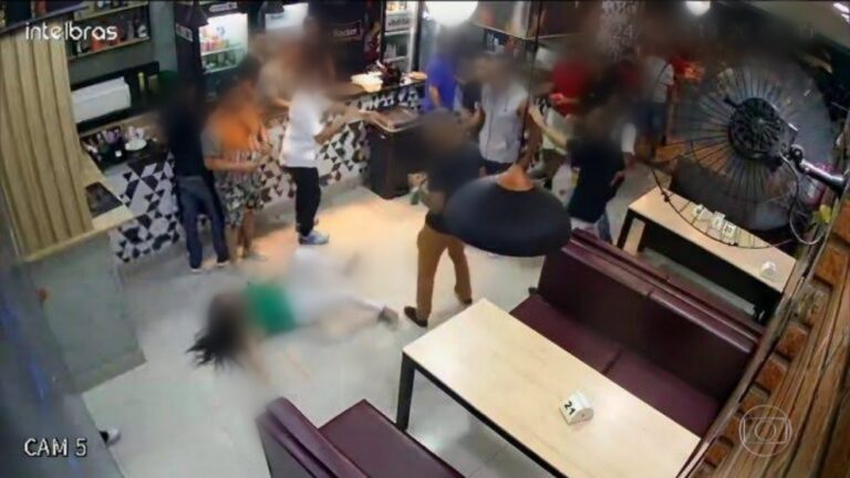 Homem tem crise de ciúmes e espanca ex-namorada a capacetadas em bar