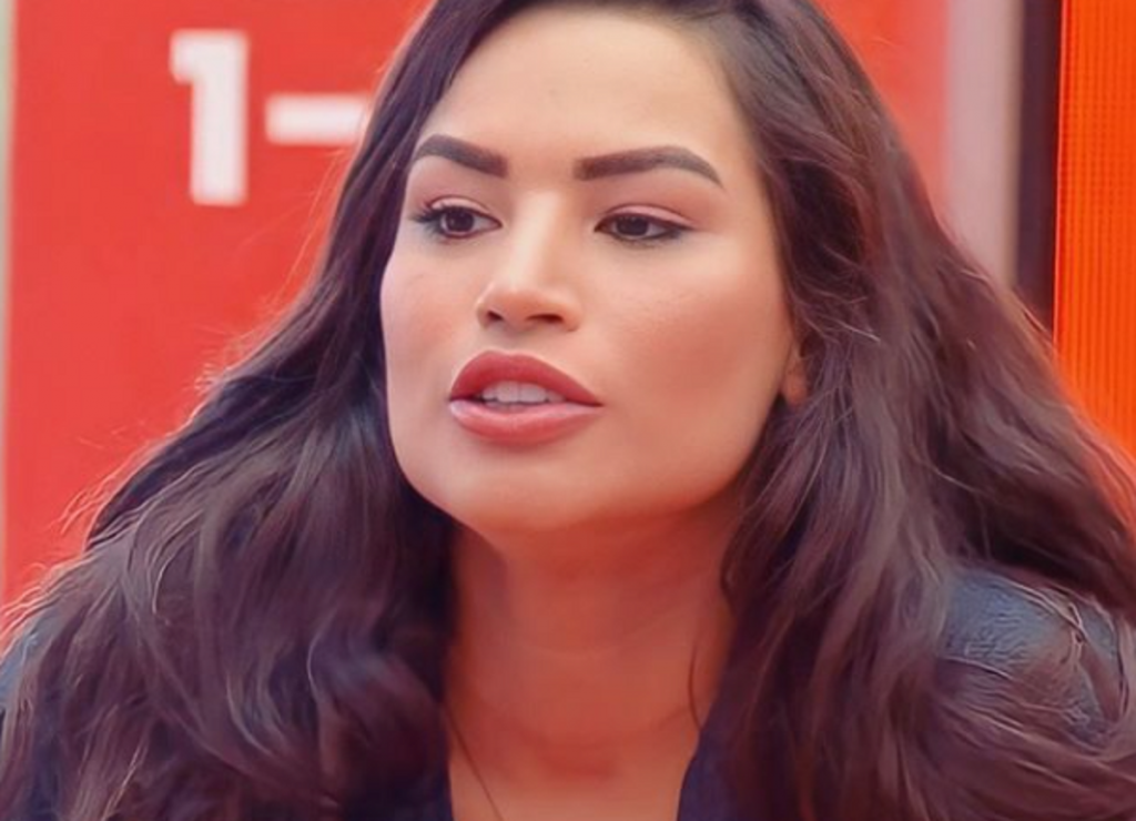 Acreana Raissa celebra 4 milhões de seguidores de vários lugares do mundo