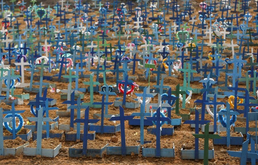 11 de junho - Sepulturas são vistas no cemitério Parque Taruma, em meio ao surto de coronavírus (COVID-19), em Manaus — Foto: Bruno Kelly/Reuters