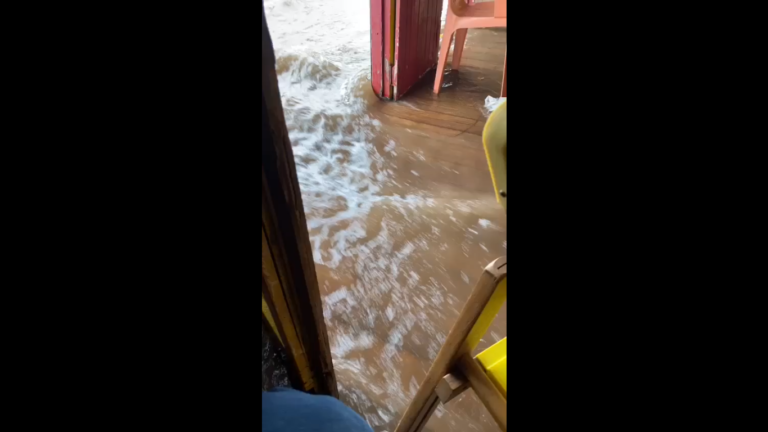 Durante temporal em Rio Branco, água da chuva invade bar na Isaura Parente; assista