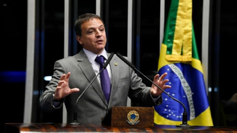 Sobre a chiadeira verde orquestrada