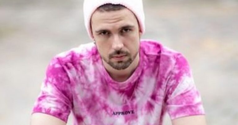 Tatuadora acusa ex-treinador de LoL de tê-la forçado a fazer sexo oral