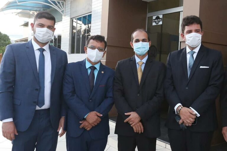 Nicolau Júnior prestigia cerimônia de posse do novo prefeito de Cruzeiro do Sul