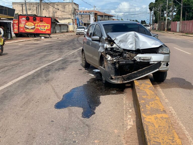 Policial dorme no volante, colide com trailer e faz veículo invadir residência na Capital