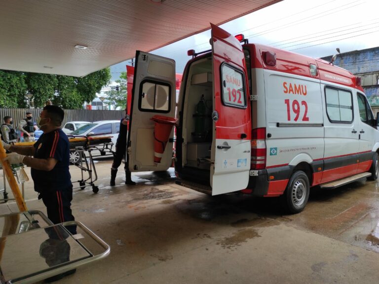 Criminosos em carro passam atirando e quase matam jovem na Baixada da Sobral