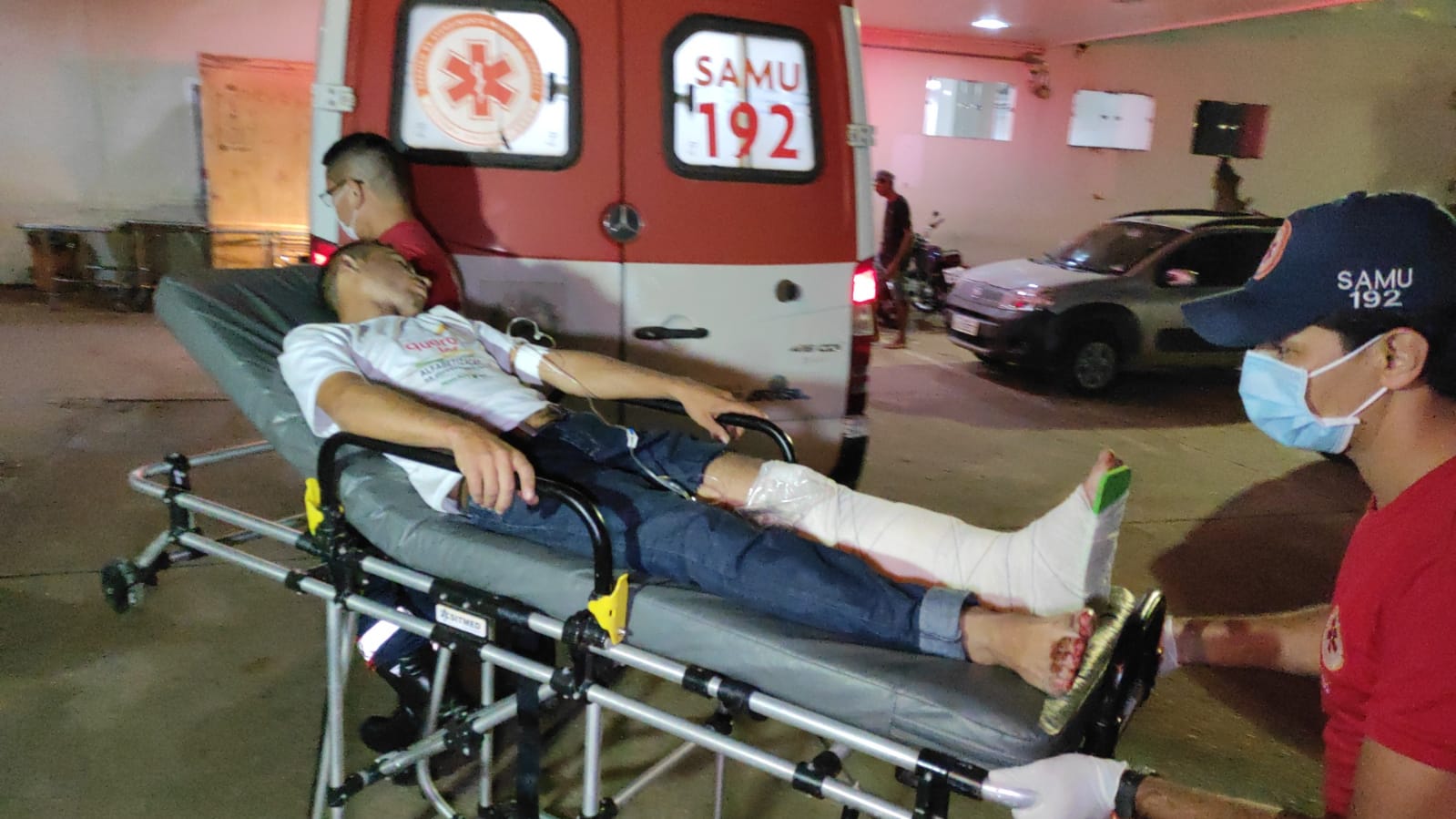 Polícia flagra homem tentando arrombar caixa eletrônico, ele reage e leva tiro na perna