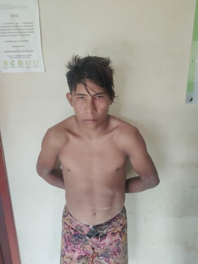 Indígena mata pai a facadas e irmão de 12 anos enforcado em aldeia no Acre