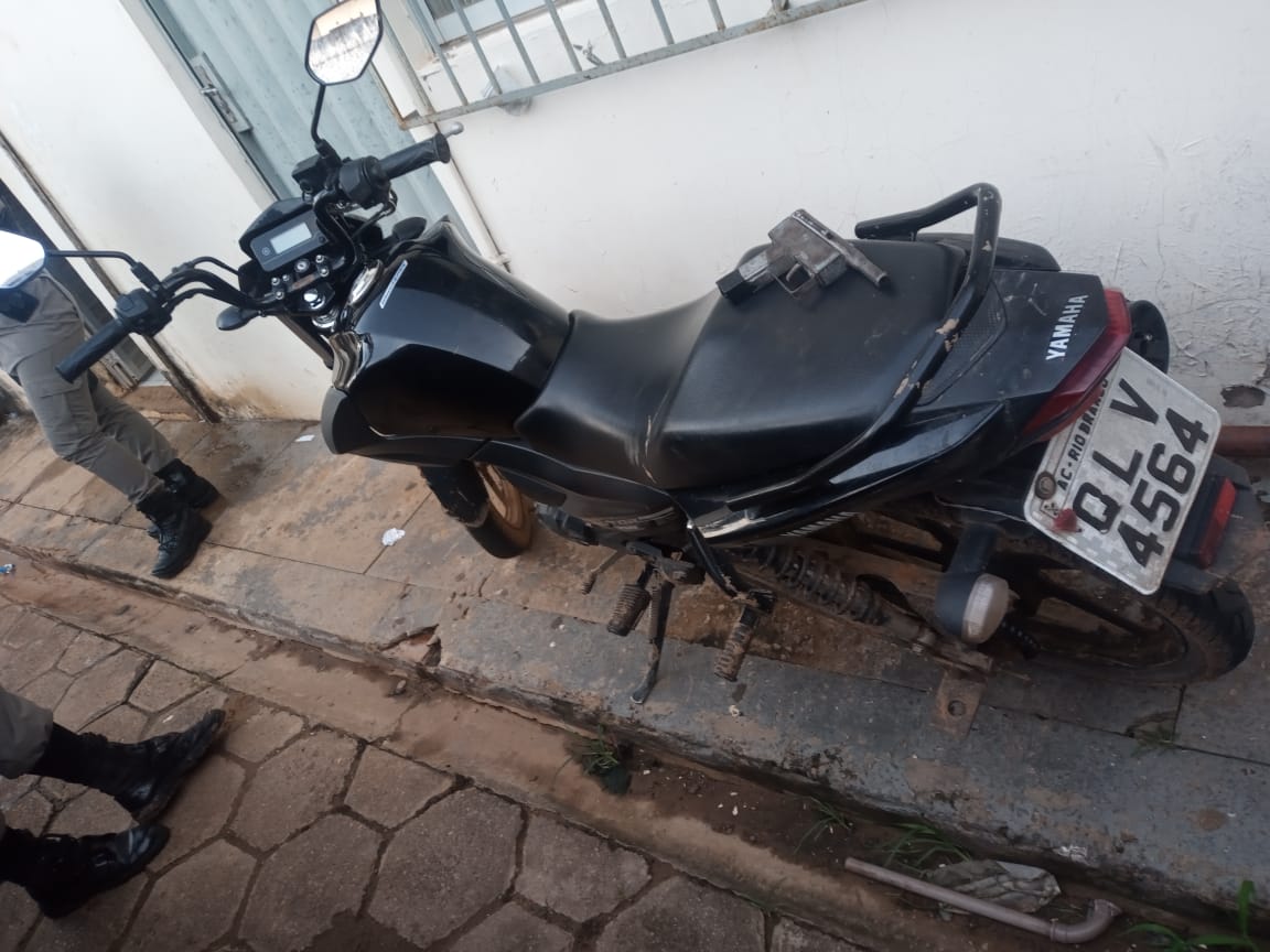 Dupla é detida com arma de fogo e moto roubada no bairro das Placas