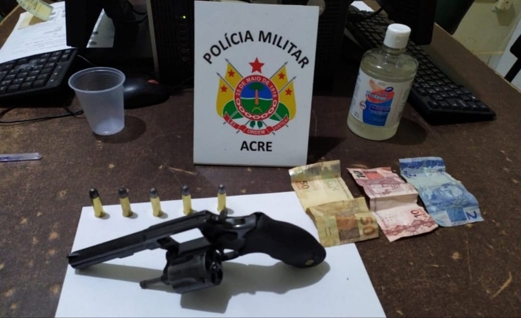 Polícia Militar apreende arma de fogo e prende três no bairro Plácido de Castro Polícia Militar apreende arma de fogo e prende três no bairro Plácido de Castro