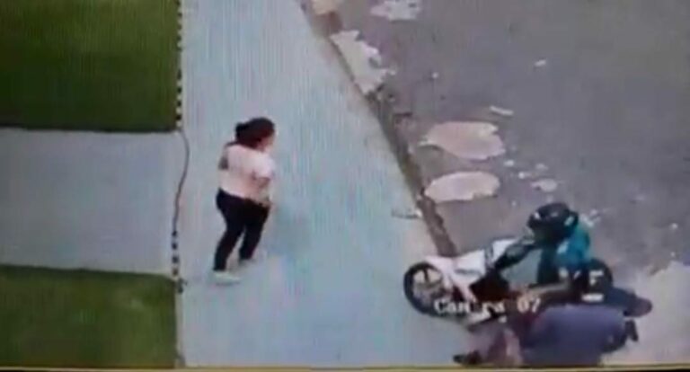 Vídeo: após assaltar mulher, bandido se atrapalha e cai de moto em Rio Branco