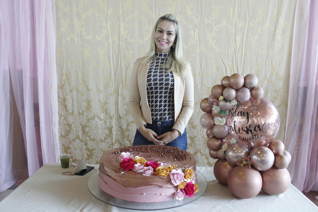 Escolhida para organizar o Depasa, Waleska Dessotti é homenageada por servidores