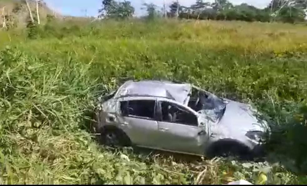 Carro com cinco pessoas capota após acidente na BR-364, no interior do Acre