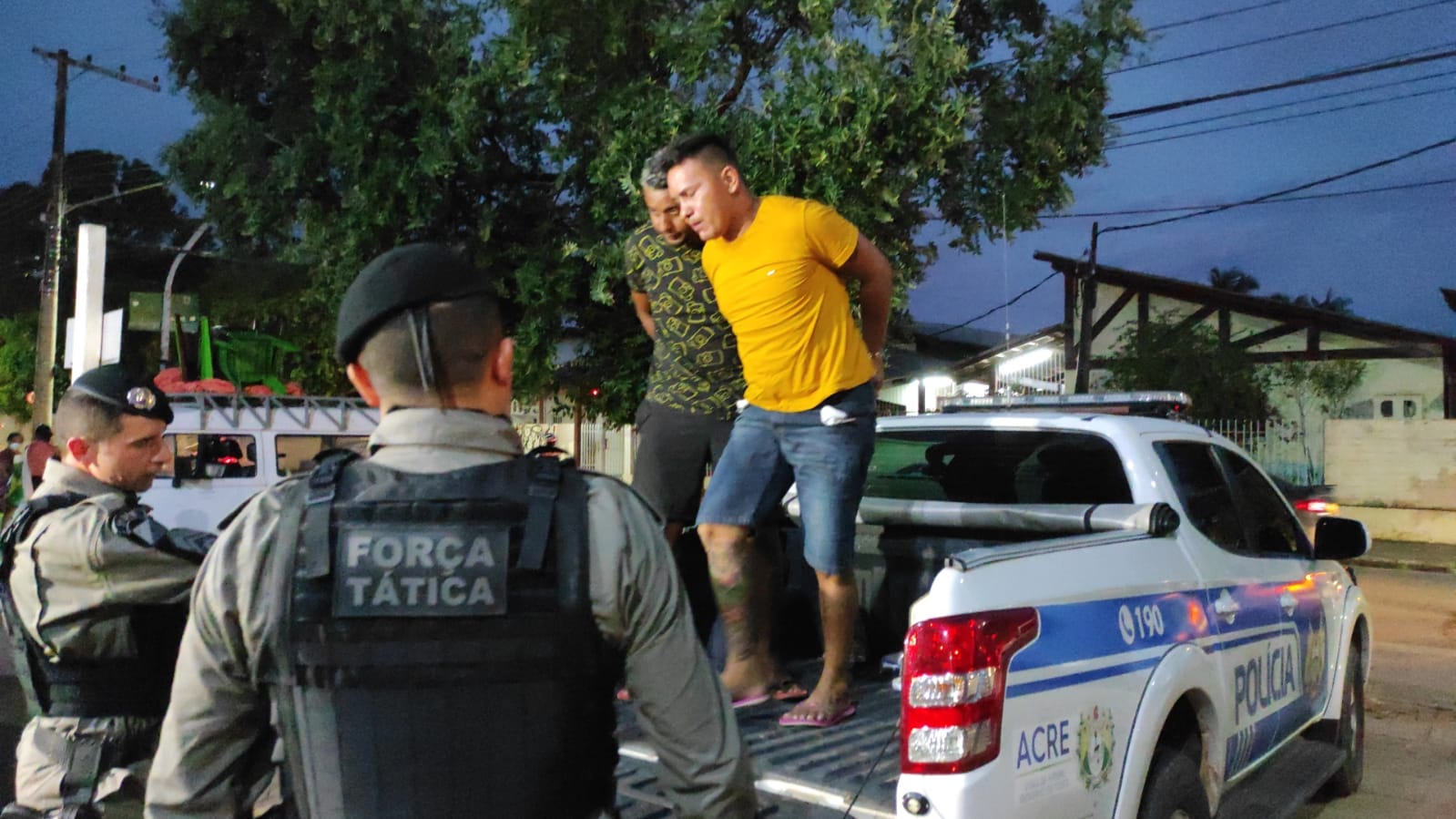 Líderes do B13 são presos com arma em estacionamento de supermercado