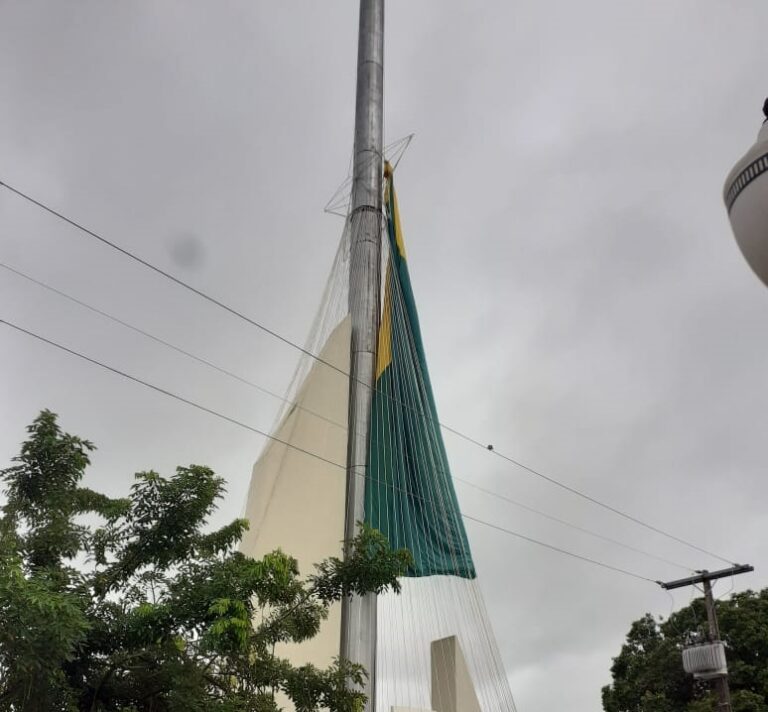 Bandeira do Acre despenca de mastro na Gameleira após forte chuva na madrugada