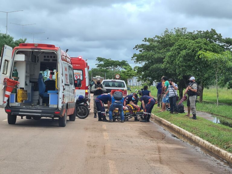 Acidente entre caminhão e moto na Amadeu Barbosa deixa manicure e cliente feridasdes