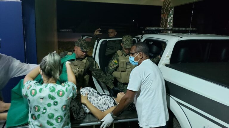Com carro quebrado, grávida em trabalho de parto é levada pelo Gefron ao hospital no AC