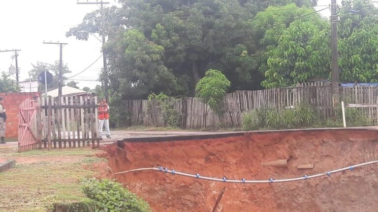 Após chuva, erosão em rua de Rio Branco deixa seis famílias em situação de risco