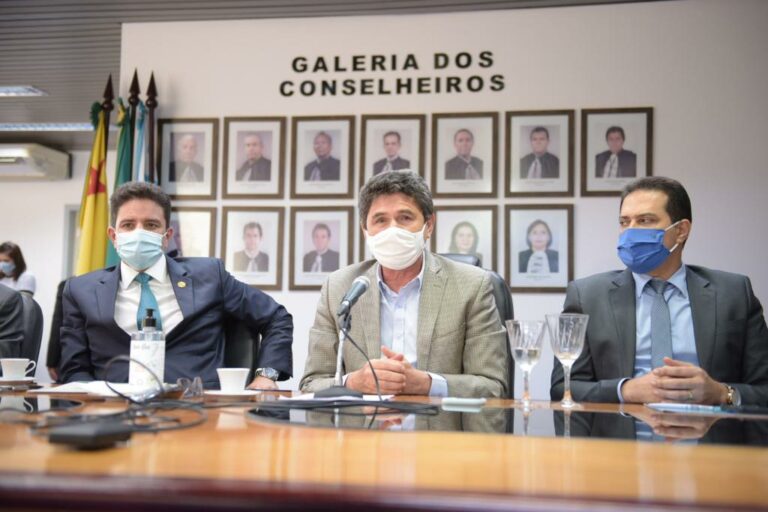 Ao lado de Cameli, Ribamar Trindade toma posse como conselheiro do TCE 