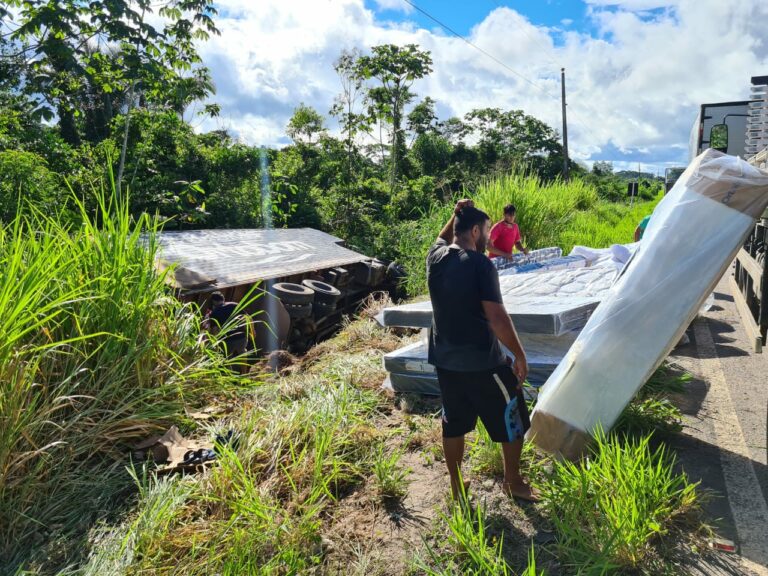 Caminhão da Ortobom tomba em trecho da BR-364, próximo a Cruzeiro do Sul
