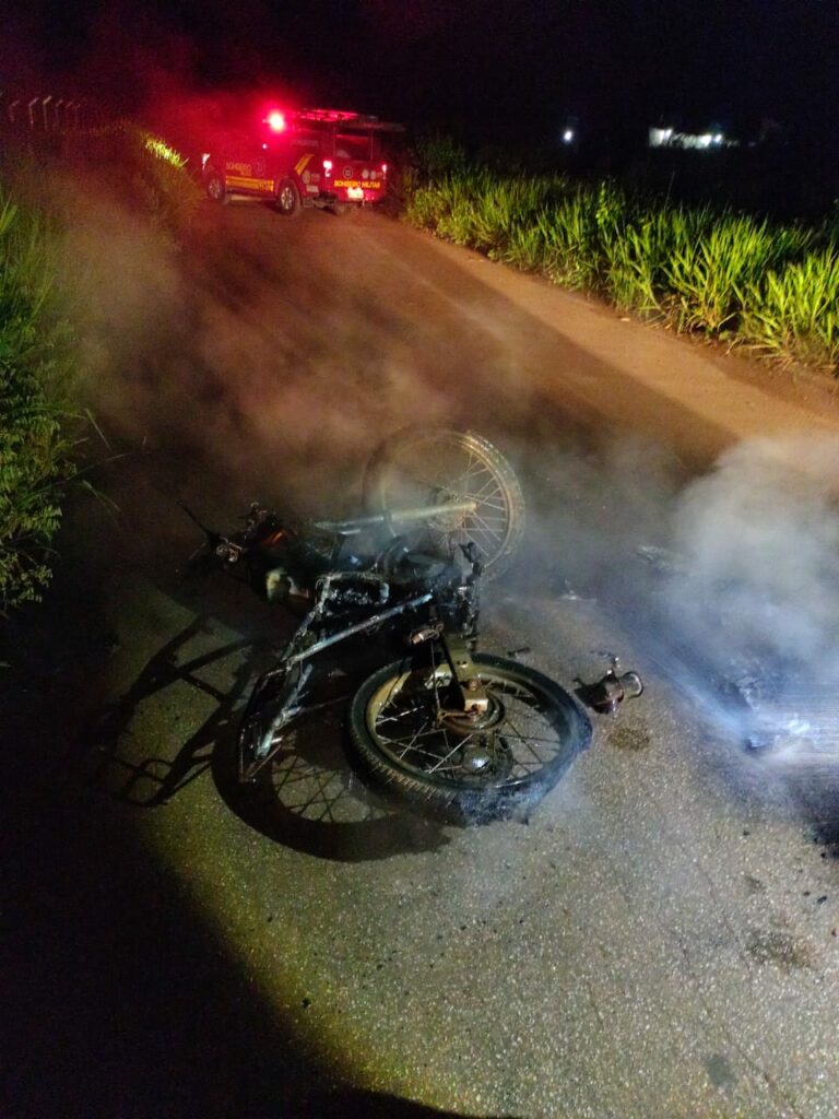 Criminosos ateiam fogo em moto sem placa no Ramal do Mutum, em Rio Branco