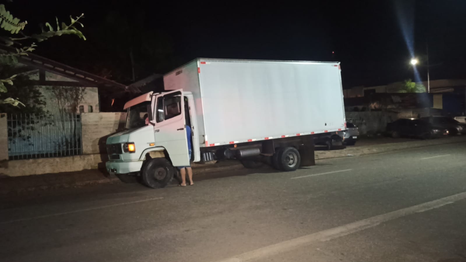 Bando armado sequestra e faz casal e filha reféns dentro de caminhão baú no Acre