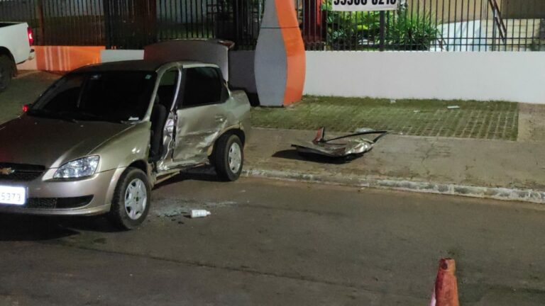 Mulher fica presa às ferragens ao ser atingida por carro em alta velocidade na Ceará