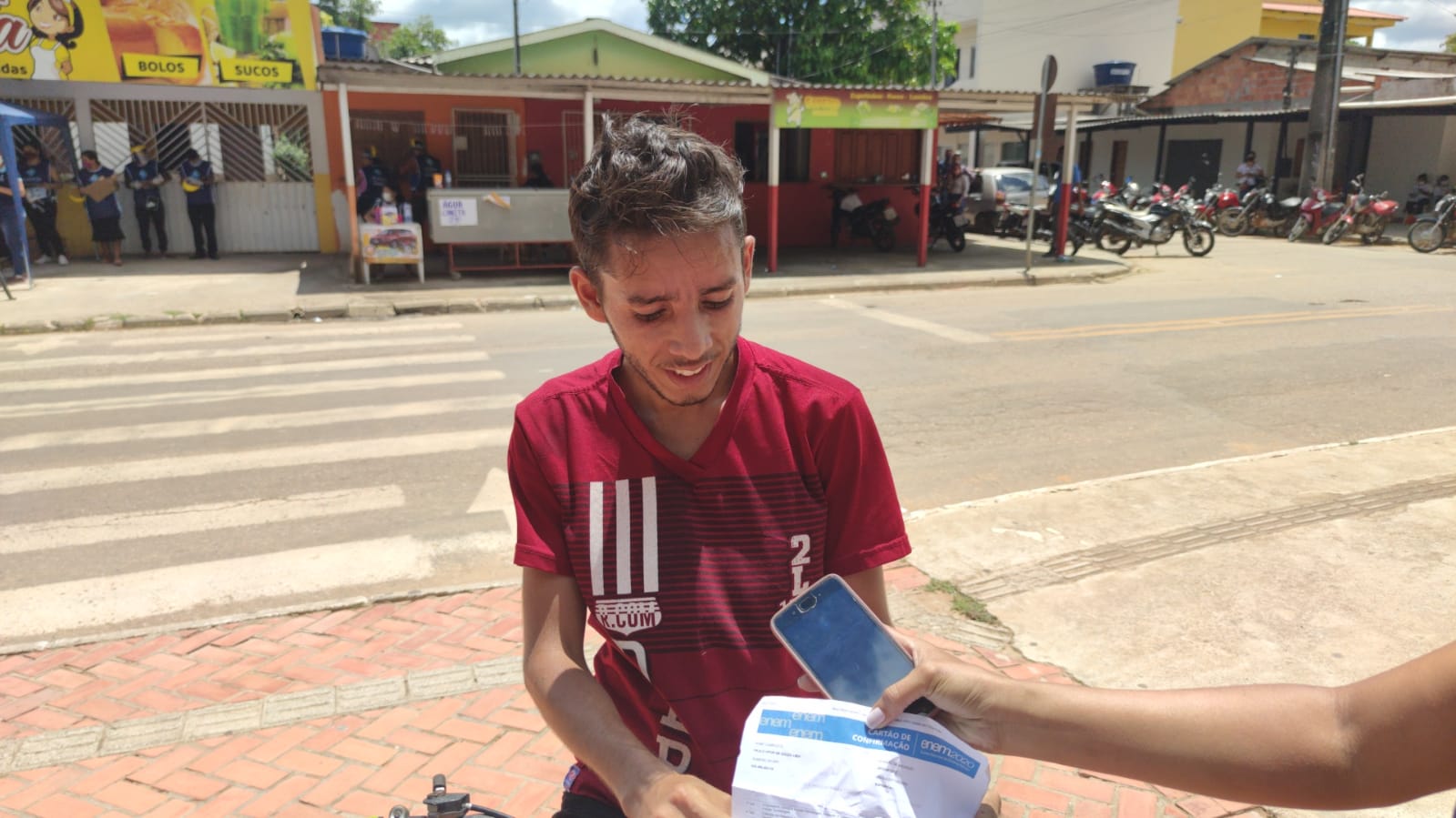 Sonhando ser engenheiro, zelador volta de bicicleta para buscar documento e atrasa para Enem no AC