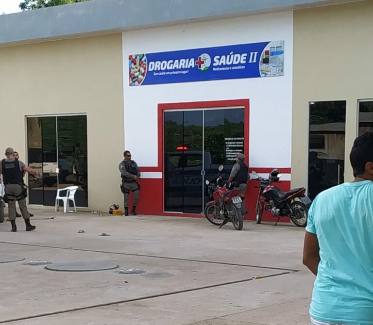 Idosa e médico são baleados em drogaria de posto de combustível no Acre