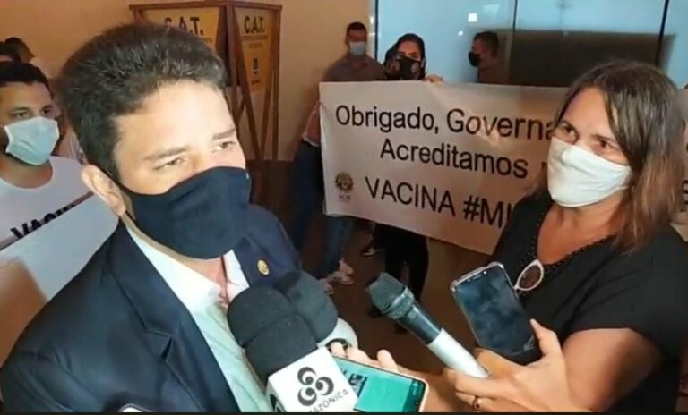 Gladson Cameli volta ao Acre e diz que estado poderá receber 160 mil doses